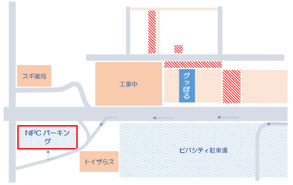 駐車場はジム正面の道路向かい側